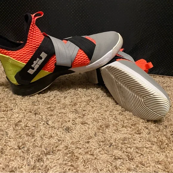 Nike LeBron Soldier 12 'Hot Lava' basketball shoes - Picture 4 of 4